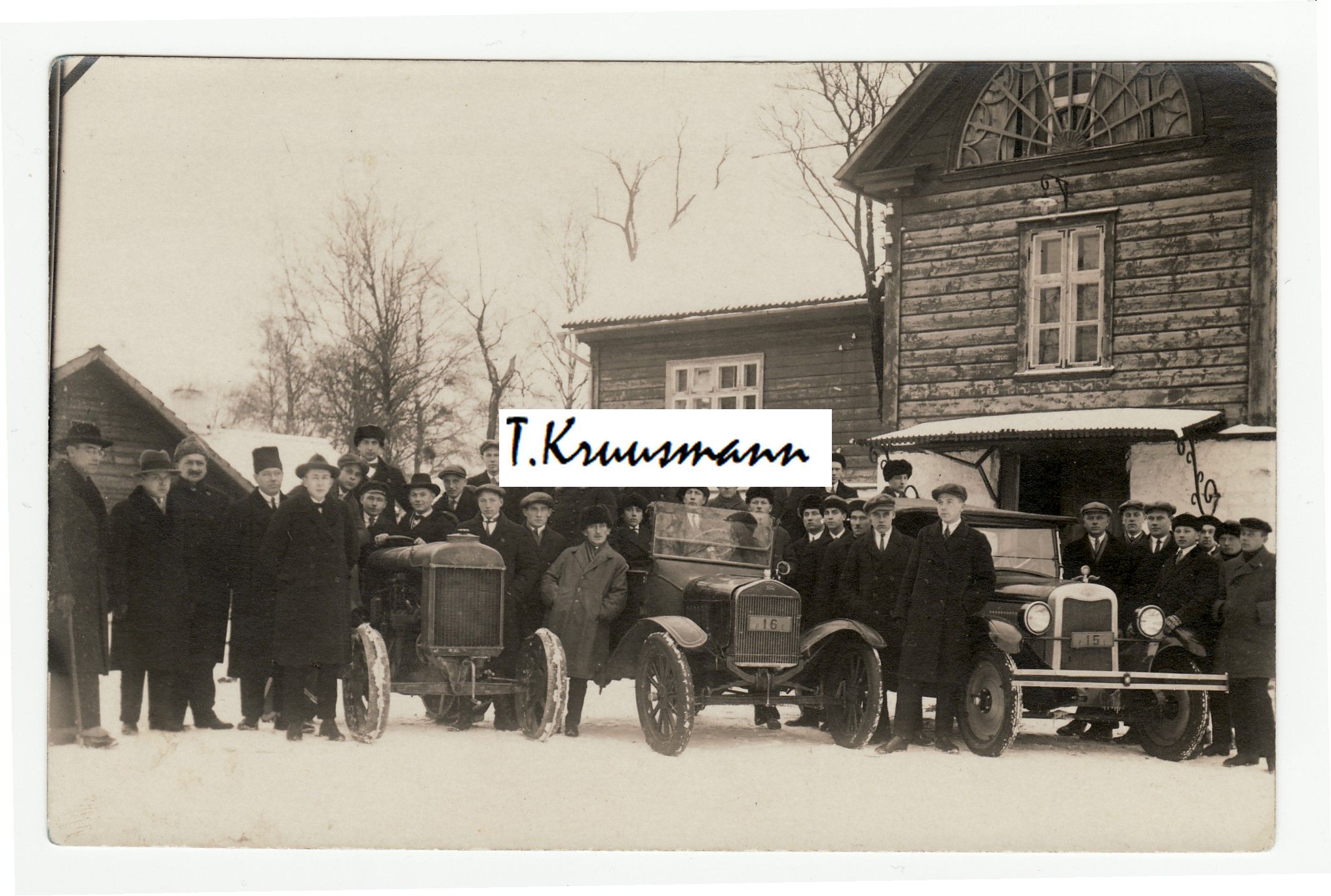 2_autot_ja_traktor_tööstuskooli_juures