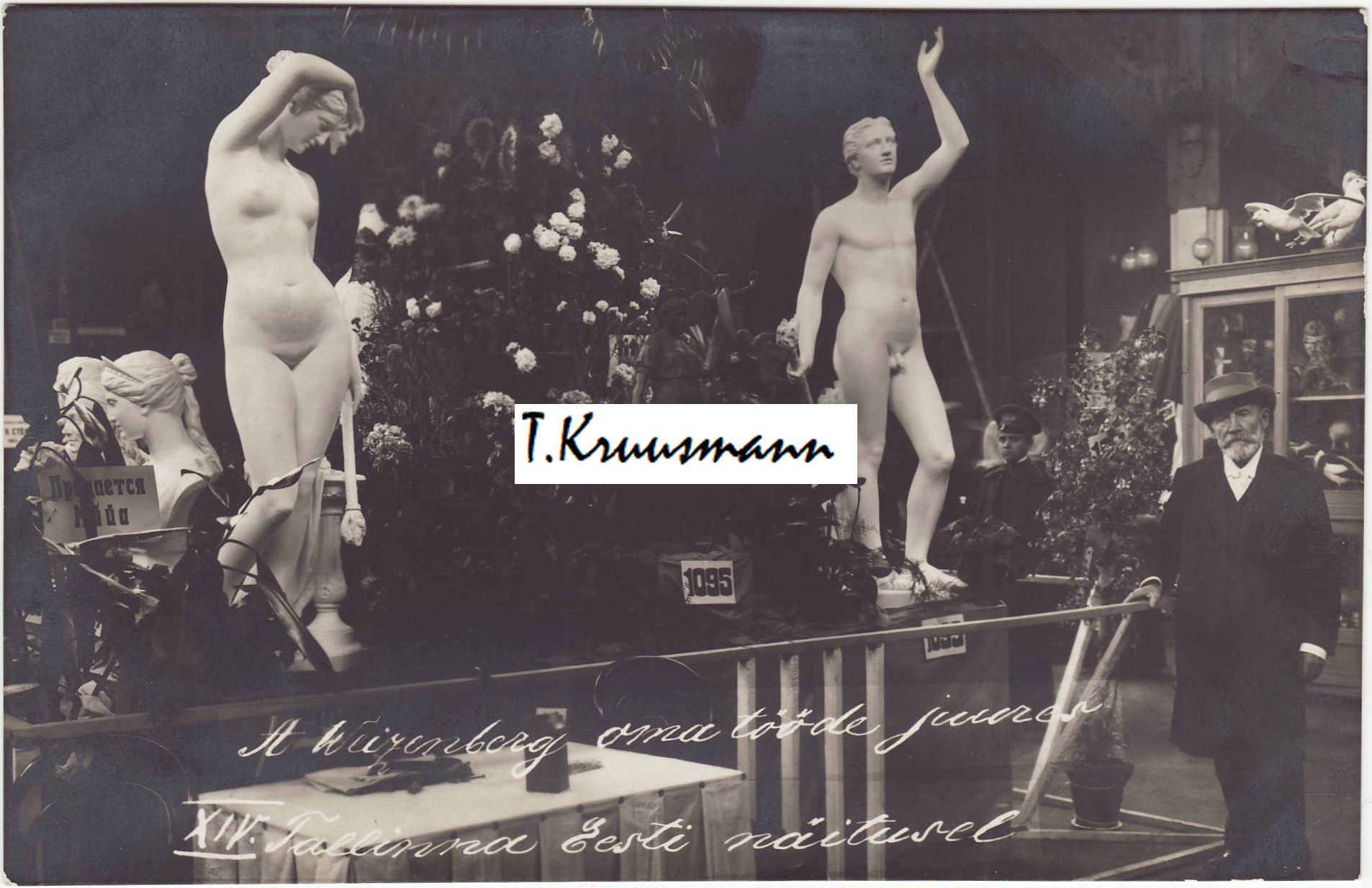 A_Weizenberg_oma_tööde_juures_XIV_Tallinna_Eesti_näitusel