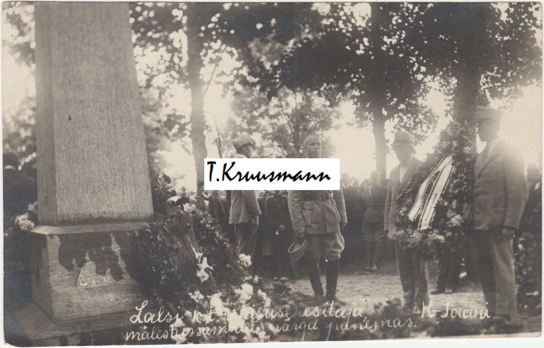 Lalsi_k.l._ühisuse_esitaja_K-Jaani_mälestussamale_pärga_panemas