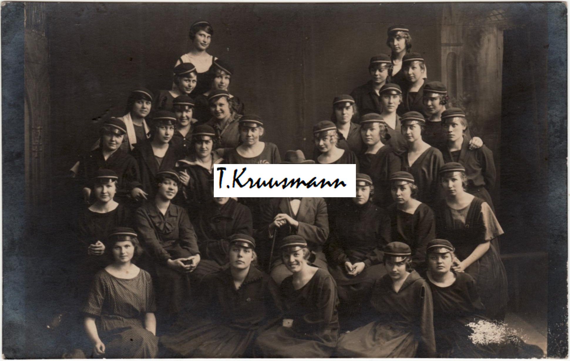 Nais-reaalgümnaasiumi_III_lend_1923