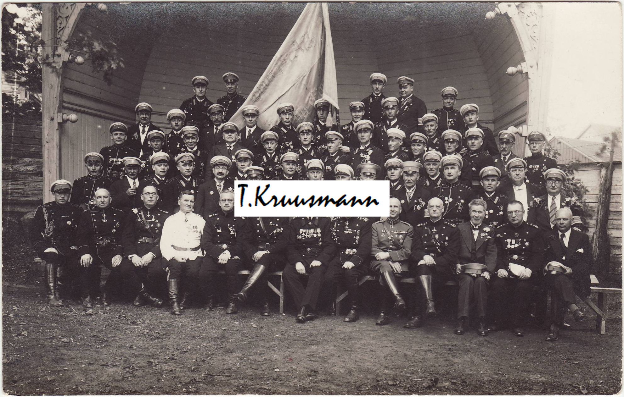 Pritsimehed_kõlakoja_ees