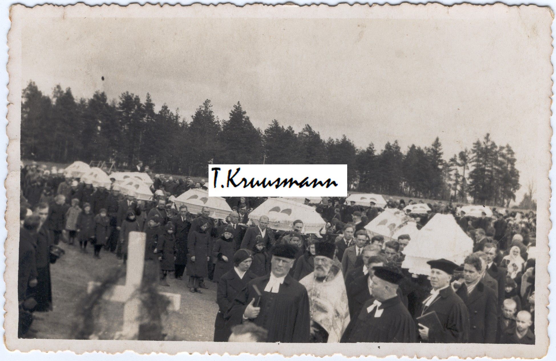 koolimaja_tuleohvrite_matused