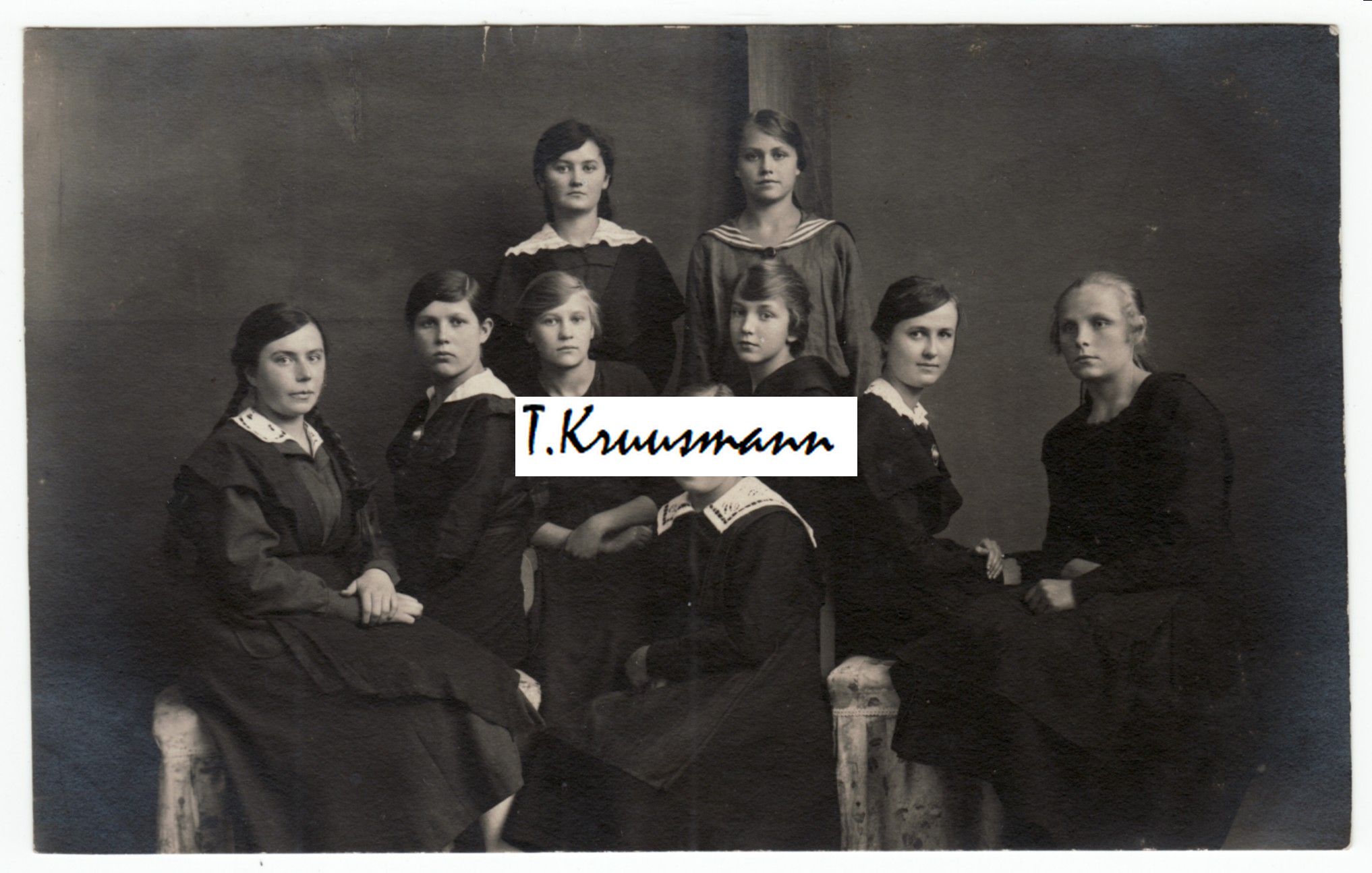 naisgümnasistid_1920